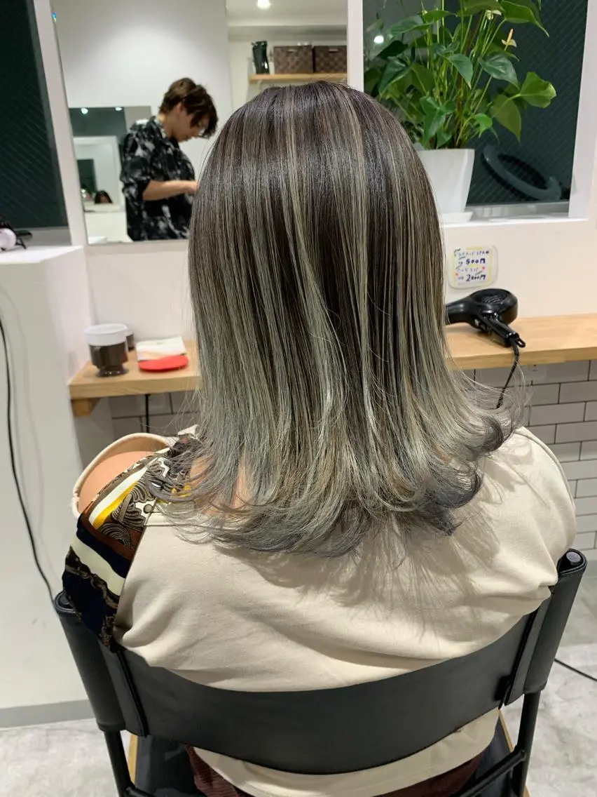 セミロング レイヤーカット ヘアカラー Selene hair OSAKAのヘアスタイル