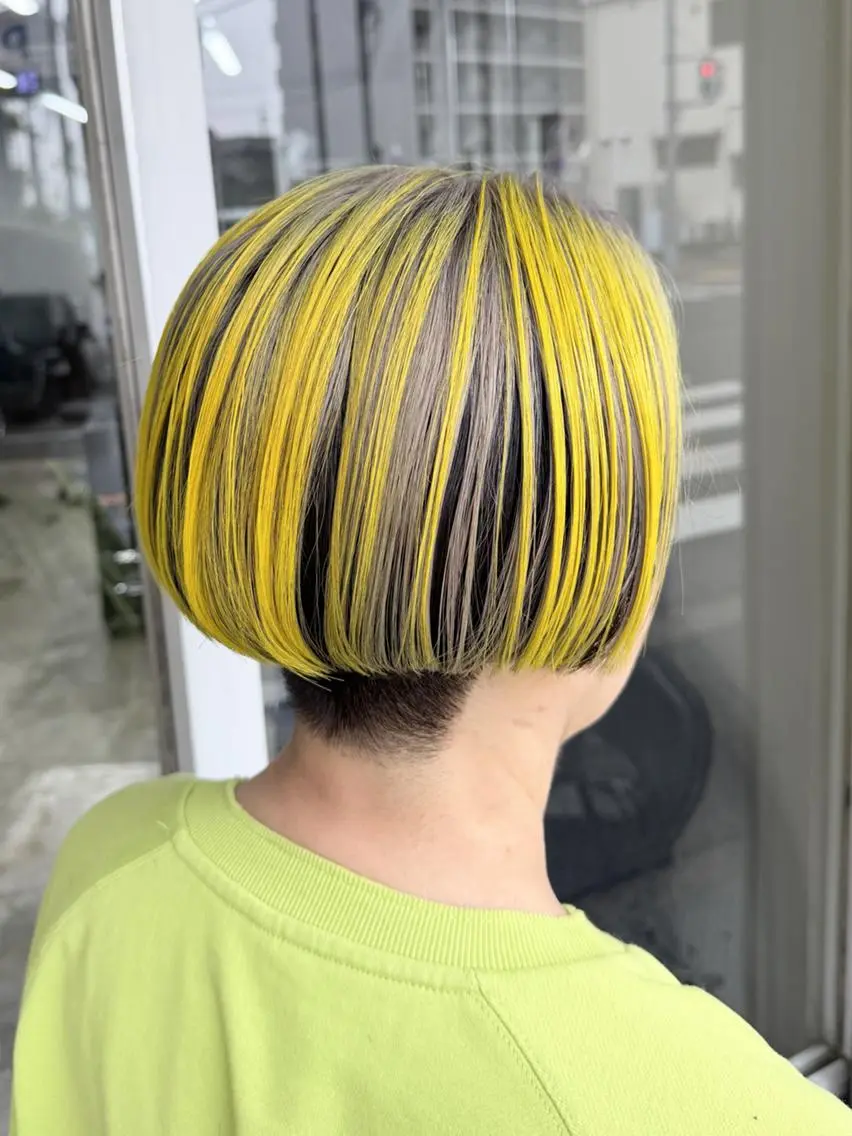 ショート イエローカラー ニューモナ 来来亭堺白鷺店前のヘアスタイル