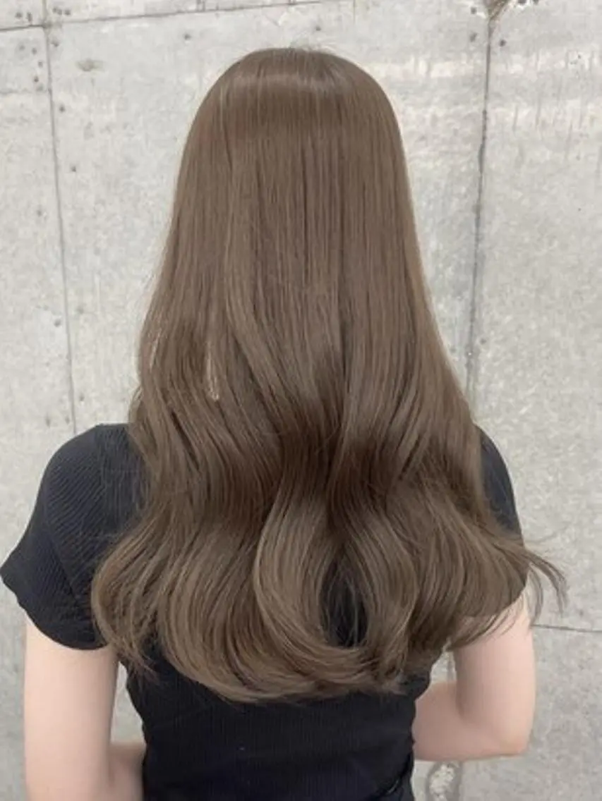 ロング ヘアカラー 小山 葵衣のヘアスタイル