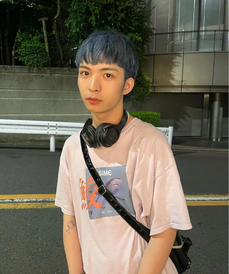 ショート カラー メンズ メンズバレイヤージュ メンズブリーチ センターパート フェードカット メンズハイライト スパイラルパーマ 🌐hina⭐️のヘアスタイル