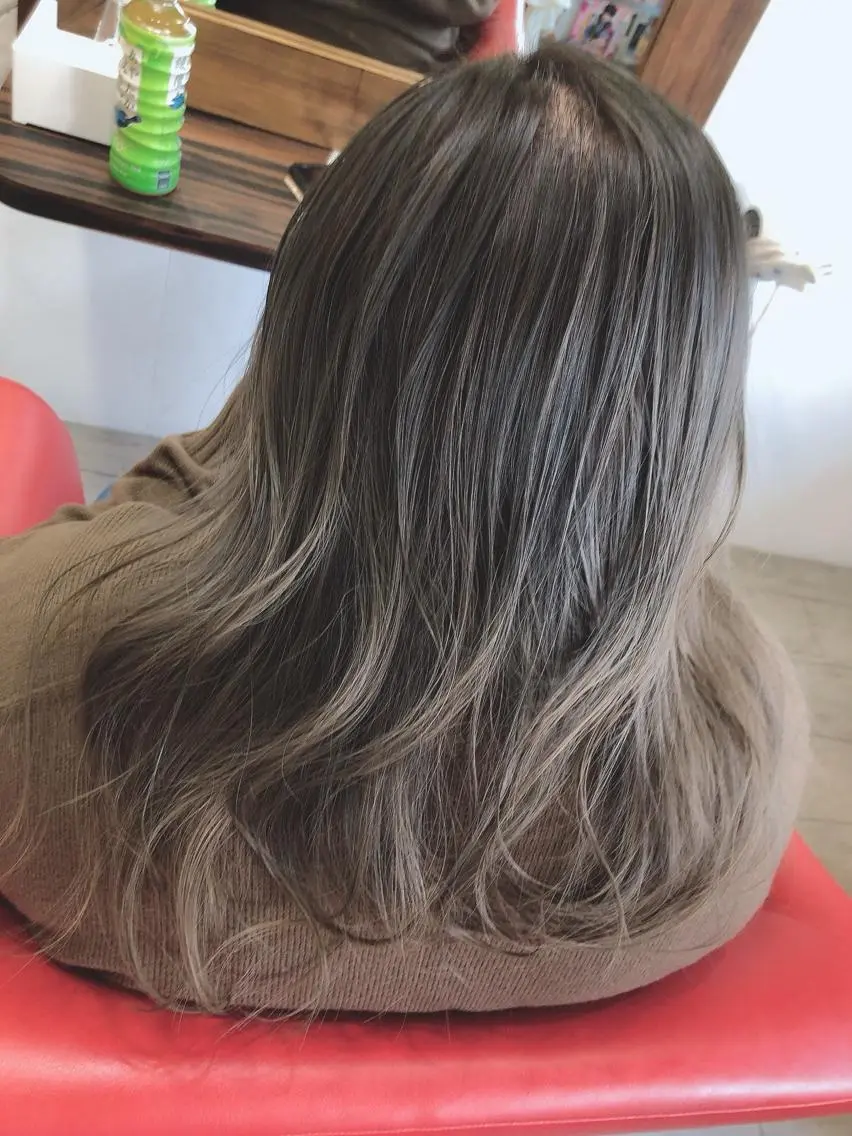 ロング カラー グラデーションカラー 伴 香織のヘアスタイル