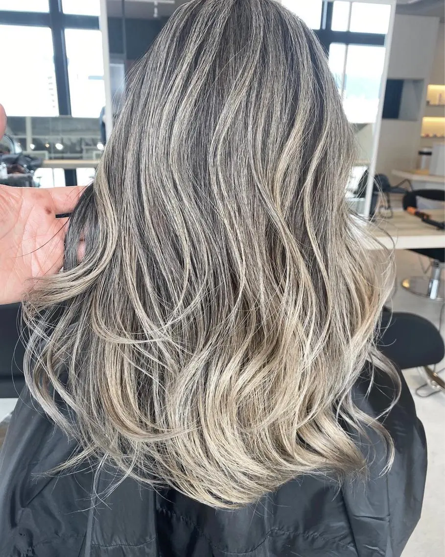 セミロング カラー パーマ ヘアアレンジ ネイル マツエク・マツパ アイブロウ バレイヤージュ レイヤーカット ヘアカラー トリートメント 井上 一平のヘアスタイル