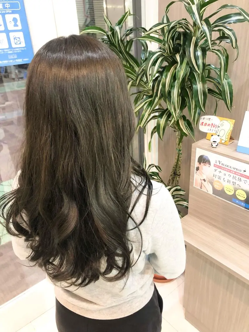 セミロング カラー ヘアアレンジ ベージュカラー ブリーチ 透明感カラー ブリーチなしカラー オリーブベージュ 髪質改善/ ツヤ髪カラー/高井のヘアスタイル