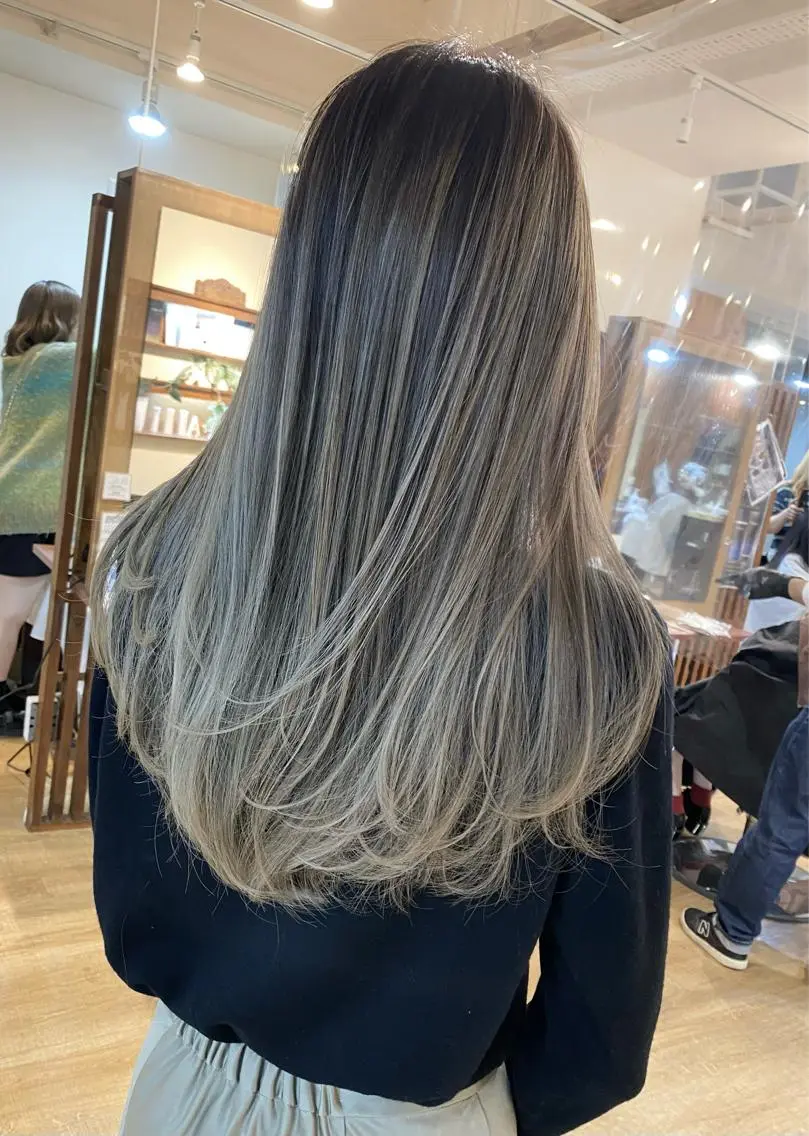 ロング カラー バレイヤージュ 顔まわりレイヤー 顔周りカット レイヤーカット 白髪ぼかし バレイヤージュ志鎌のヘアスタイル