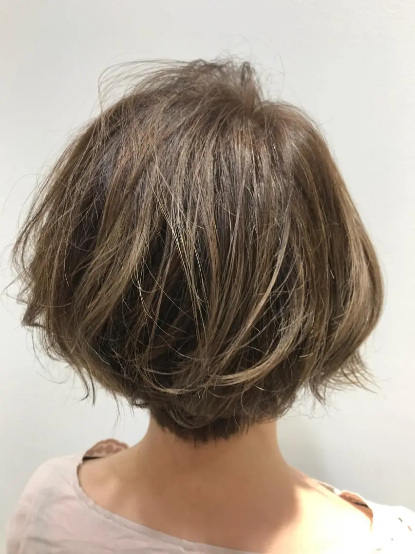 ショート カラー カット ヘアカラー 貝通丸 朱里のヘアスタイル