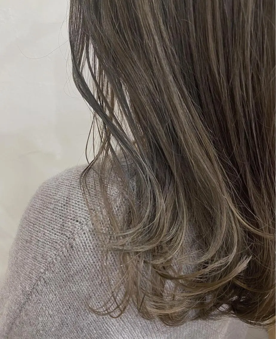 ミディアム カラー ヘアアレンジ グレージュ 暗髪カラー🫐パーマ おくだりんかのヘアスタイル