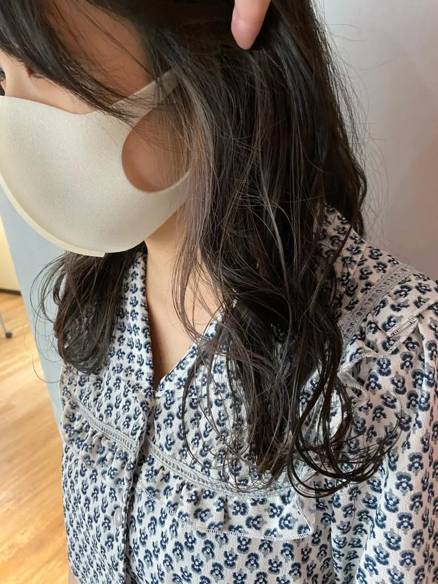 セミロング カラー ブリーチ シルバー カット ヘアカラー トリートメント TAI透明カラー 柔らかい縮毛矯正のヘアスタイル