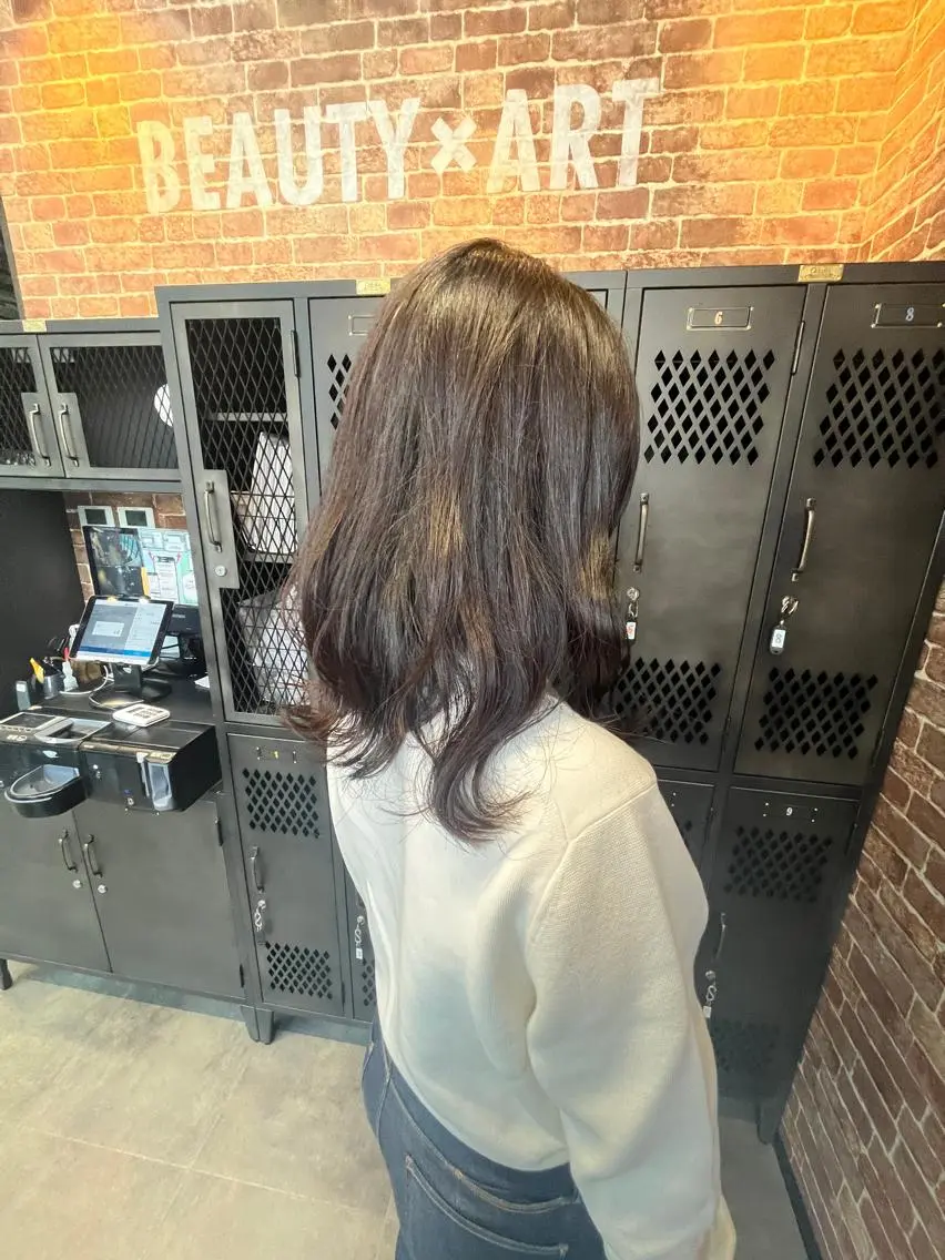 セミロング カラー パーマ ヘアアレンジ メンズ キッズ ネイル マツエク・マツパ アイブロウ メンズハイライト メンズパーマ セミロングパーマ ブラウンカラー ケアカラー 久木原 ゆりのヘアスタイル