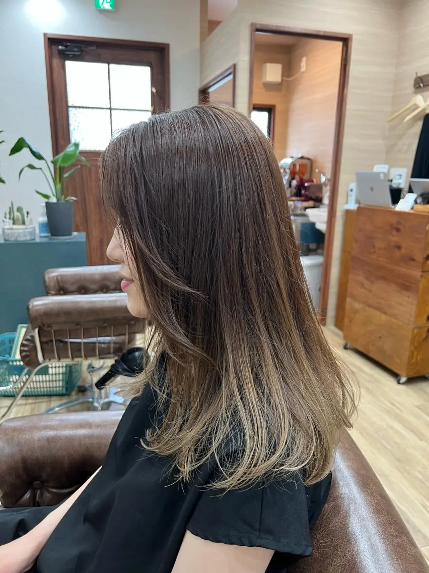 セミロング カラー ブリーチ グラデーションカラー レイヤーカット ヘアカラー 🍇おぐら めぐみ🍇のヘアスタイル