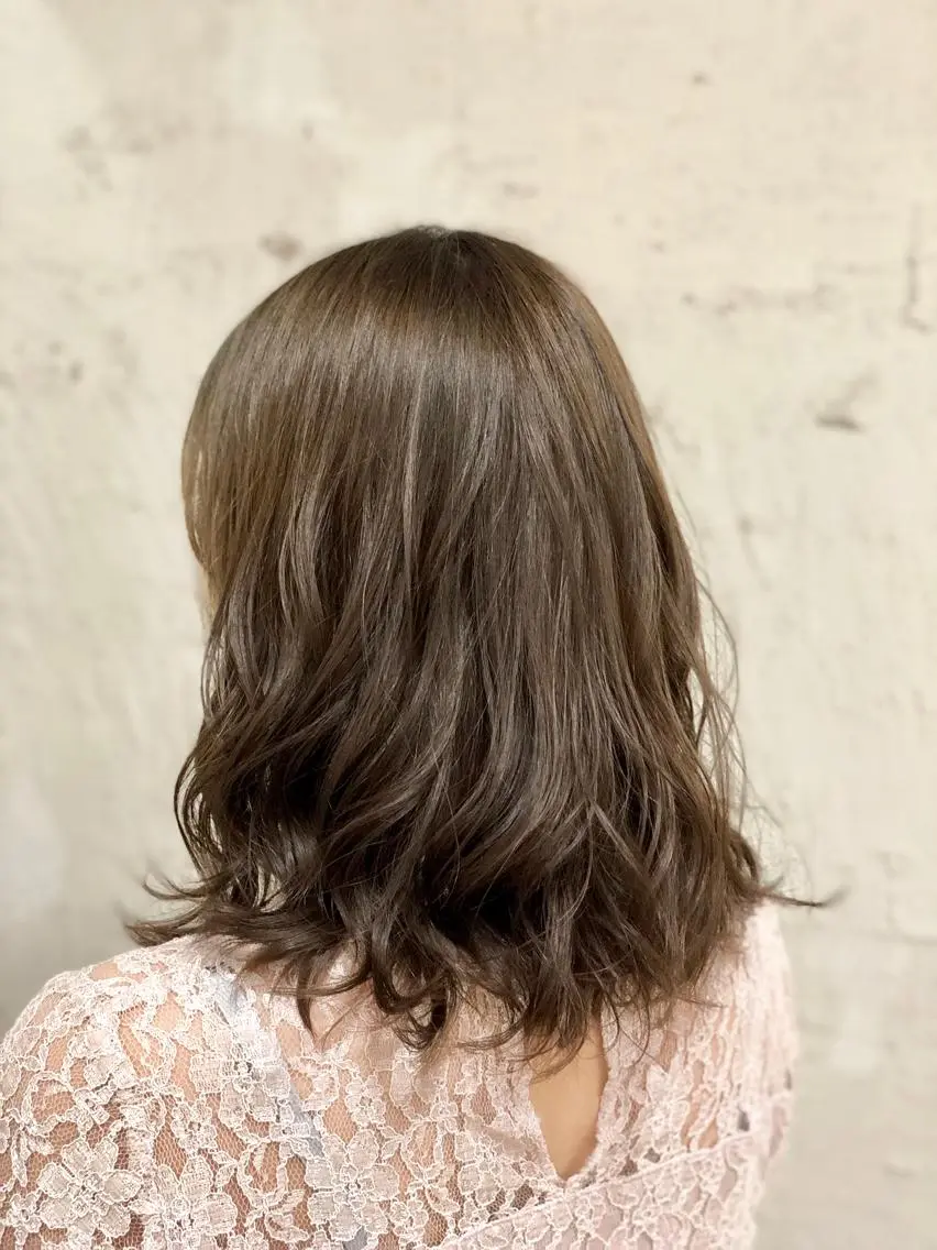 セミロング カラー ブリーチ グレージュ ブリーチなしカラー 桐原 竜也のヘアスタイル