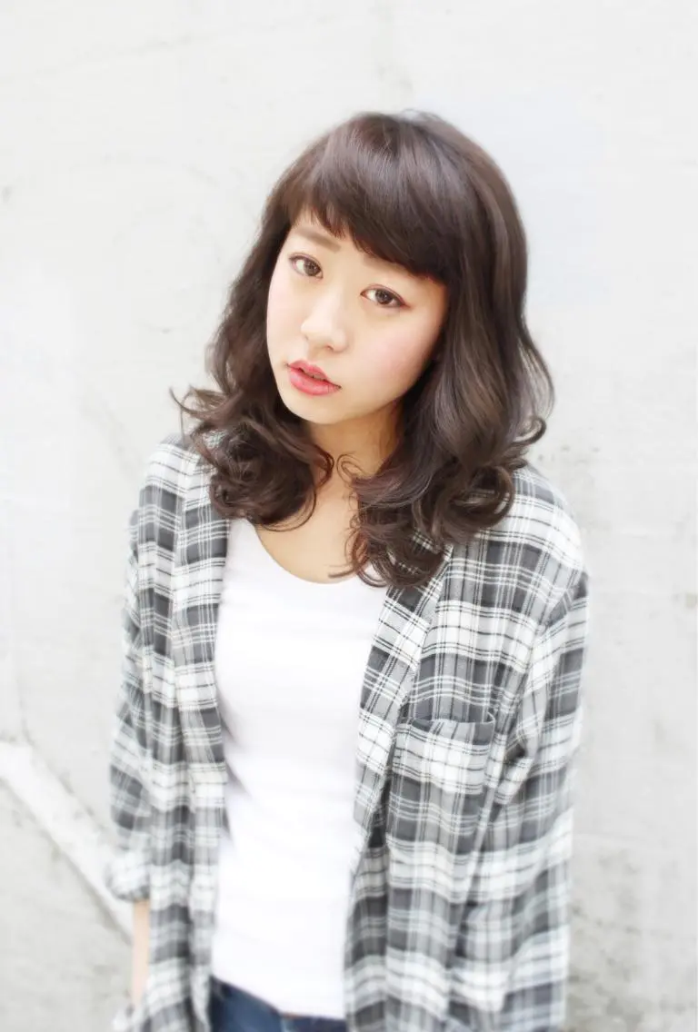 セミロング アッシュ 桑名 淳のヘアスタイル