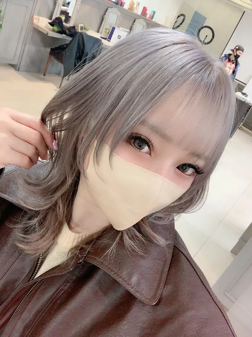 ミディアム カラー 透明感ハイトーン🦄 キラ🌈のヘアスタイル