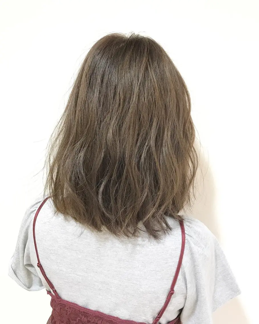 ミディアム カラー アッシュ アッシュグレー イルミナカラー カット パーマ Miru by INCE HAIRのヘアスタイル