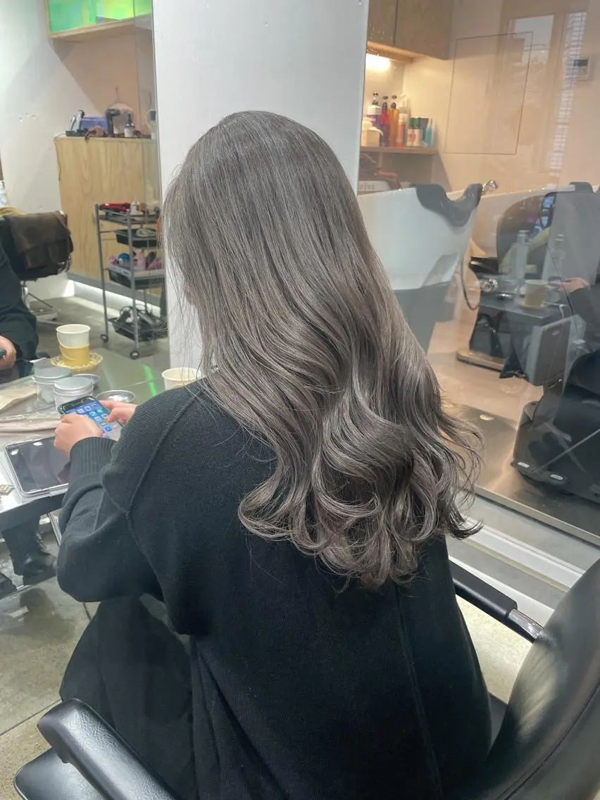 ロング カラー アッシュ アッシュグレー アッシュグレージュ 透明感カラー ダークグレー ヘアカラー ♡🪞韓国スタイル/ MISATO🪞♡のヘアスタイル