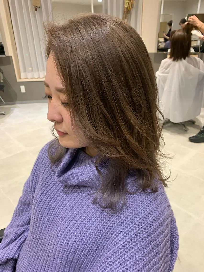 ミディアム カラー ベージュカラー ブリーチ ミルクティーベージュ モデルさん募集中IT byALBUM八王子のヘアスタイル
