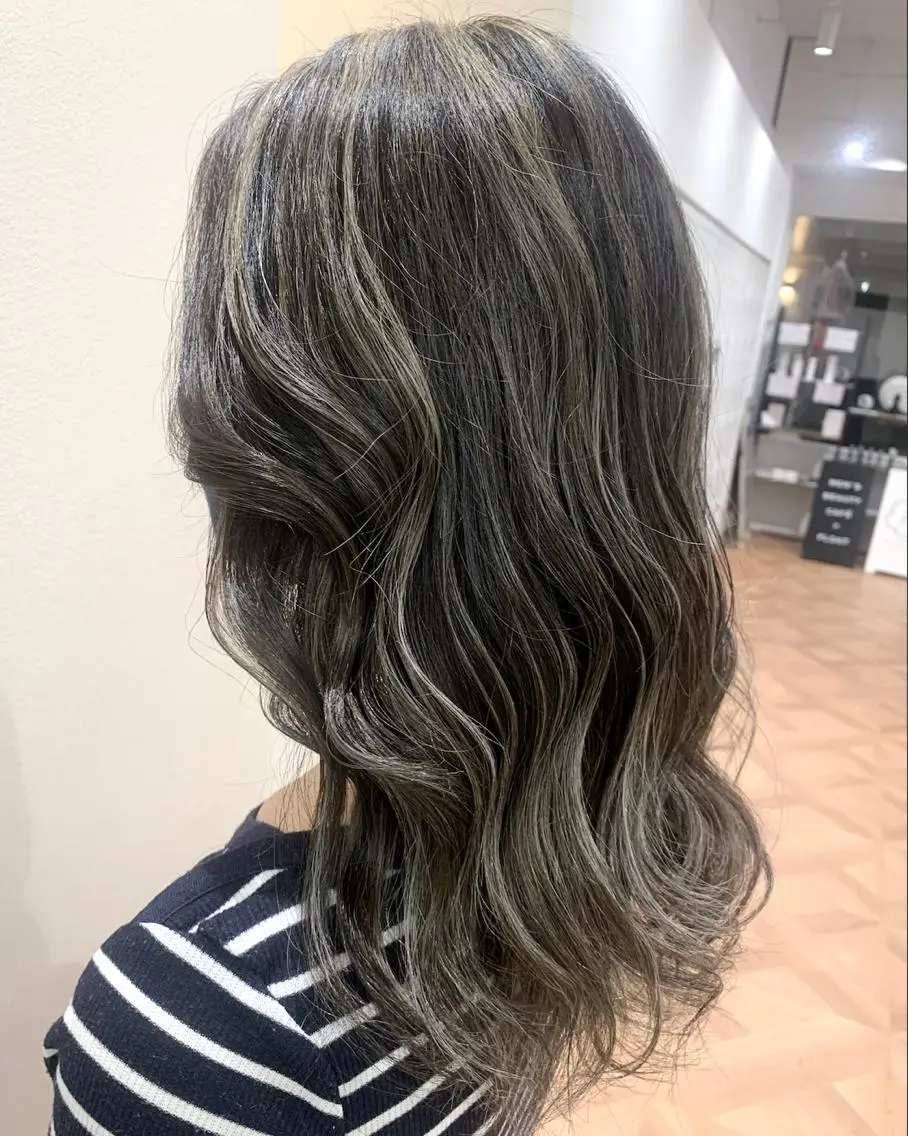 セミロング カラー ハイライトカラー シルバー ハイライト 佐々木 有彩のヘアスタイル