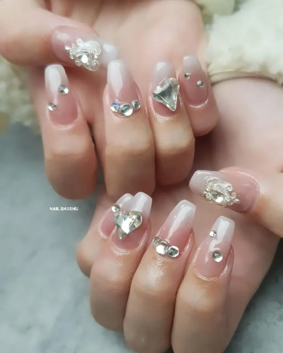ネイル 持ち込み ニュアンスネイル シンプルネイル 冬ネイル 3dパーツ/流行り 👧shushu❤️のネイルデザイン