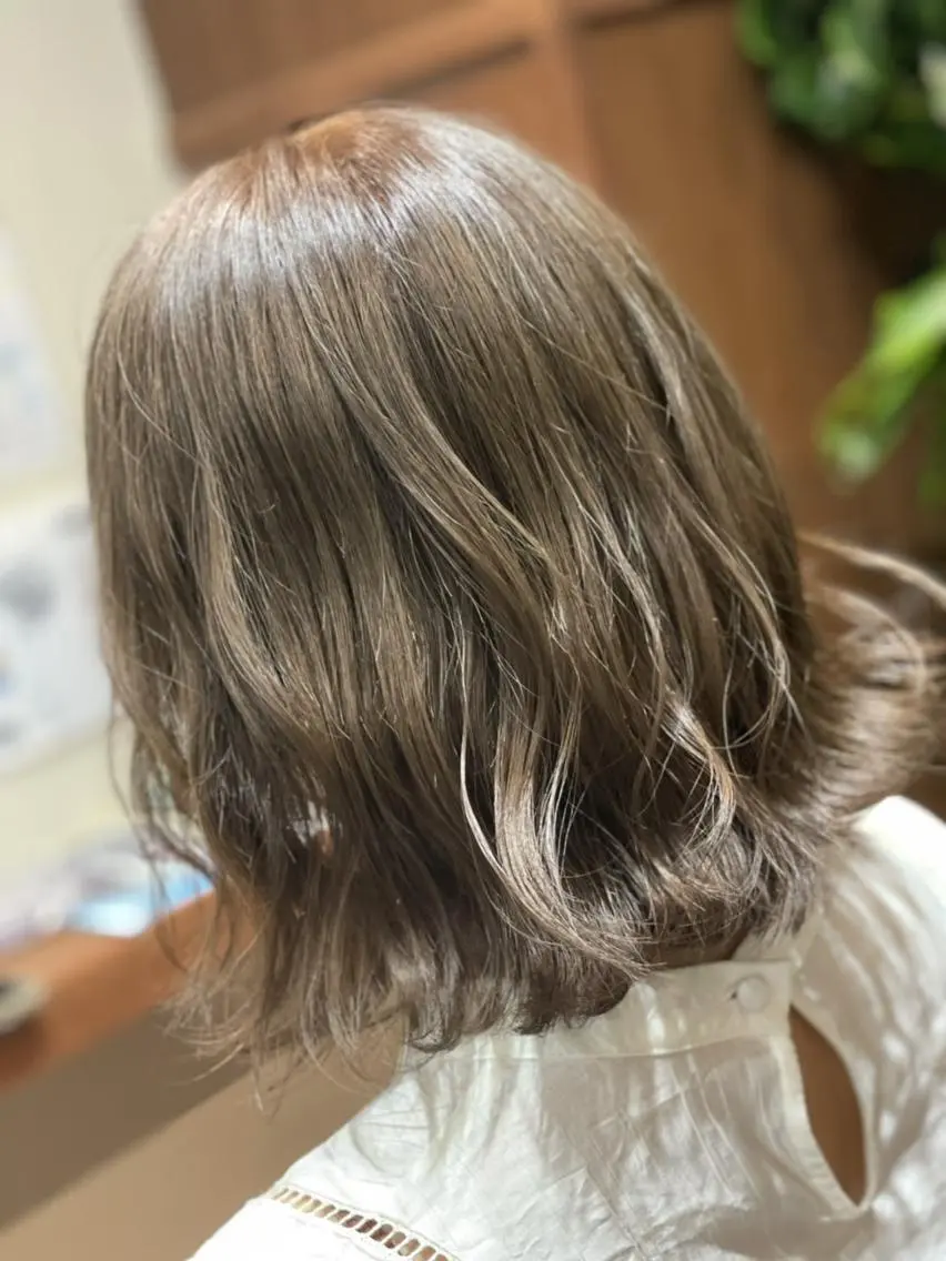 ミディアム カラー ブリーチ グレージュ ミルクティーグレージュ ハイトーン得意😍 Lumiereのヘアスタイル