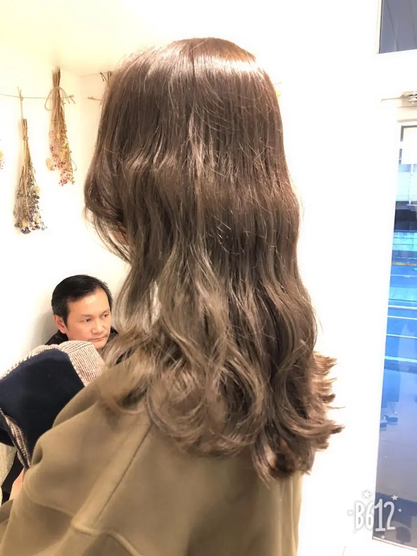 セミロング カラー ブリーチ グレージュ ハイライトカラー ブリーチなしカラー ハイライト はだゆうき @hadadan08のヘアスタイル