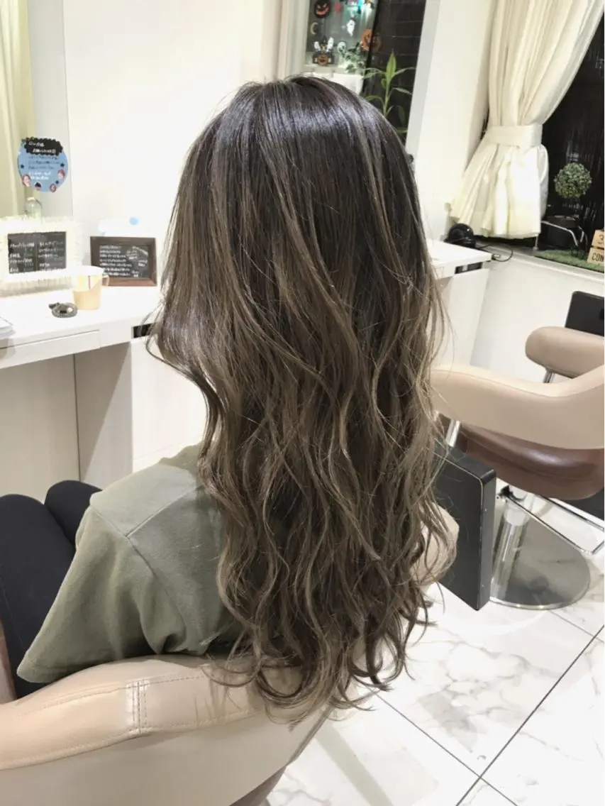 ロング カラー アッシュ バレイヤージュ ベージュカラー 透明感カラー グラデーションカラー カット ヘアカラー 山崎俊輔/髪質改善 /バレイヤージュのヘアスタイル
