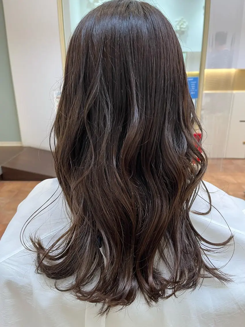 カラー ベージュカラー オリーブベージュ イオカ ヒトミのヘアスタイル