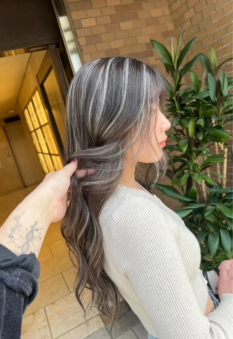 ロング カラー ダークグレー ダークグレージュ グレージュ ハイライトカラー ハイライト ヘアカラー トリートメント 指名数No.1 /NAOYAのヘアスタイル