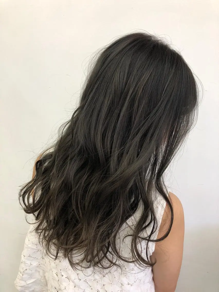 ロング カラー 透明感カラー グレージュ ハイライトカラー ハイライト カット 縮毛矯正 岩崎 裕司のヘアスタイル