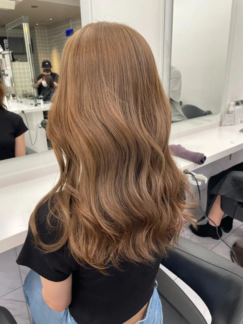 セミロング カラー ベージュカラー ブリーチ ミルクティーベージュ 抜け感レイヤー︴ ニュアンスカラーのヘアスタイル