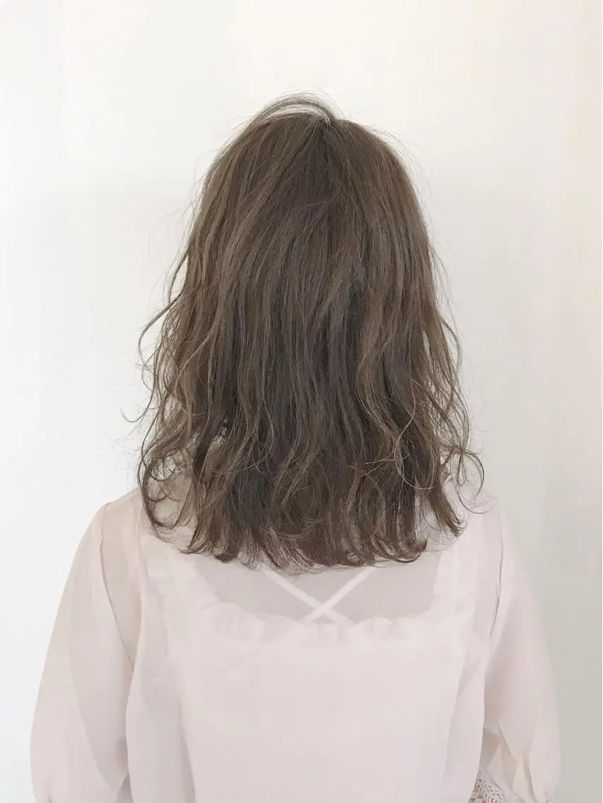 ミディアム カラー アッシュ ベージュカラー 透明感カラー イルミナカラー カット ヘアカラー トリートメント ボブ・レイヤーカット 吉敷航一のヘアスタイル