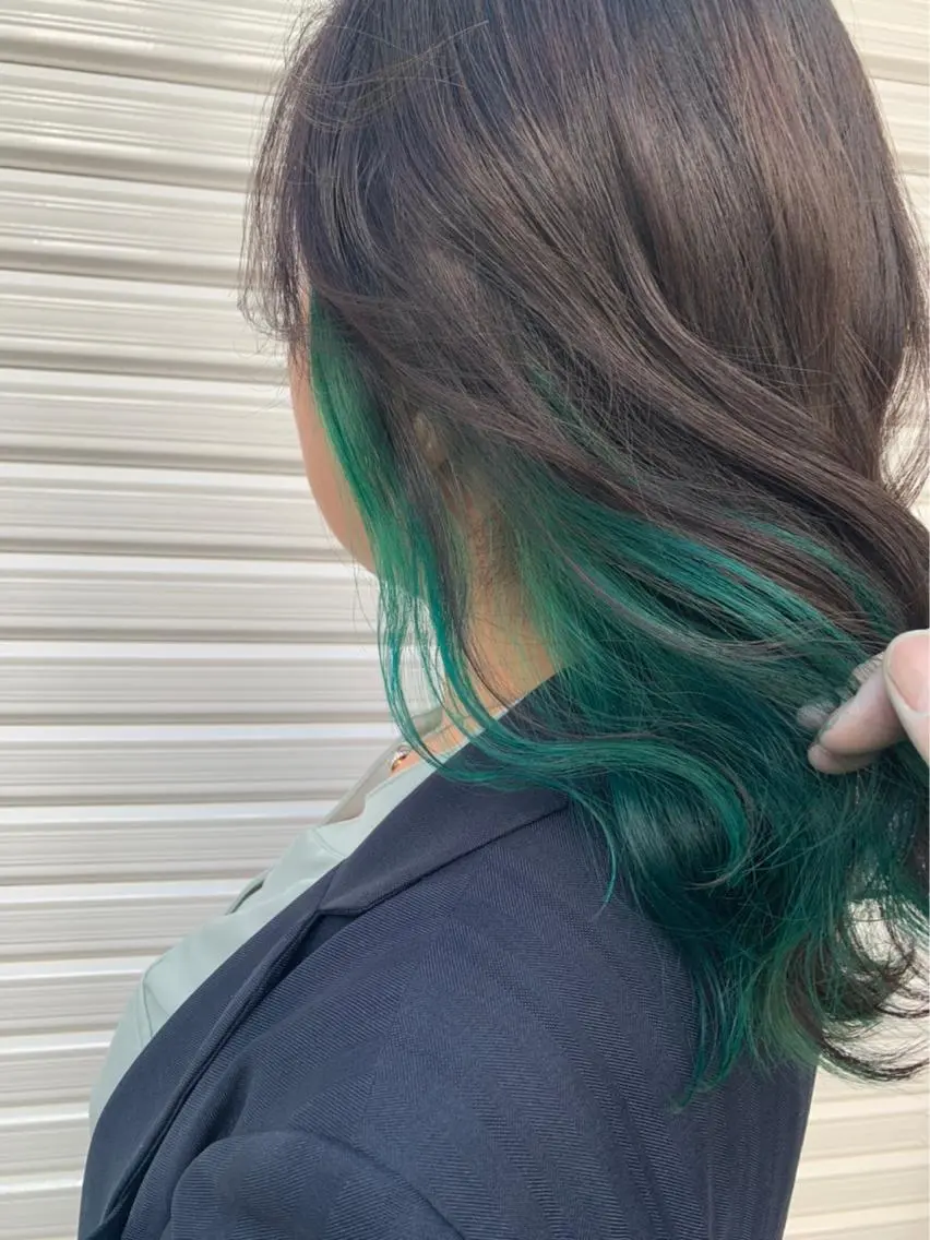 ミディアム カラー エメラルドグリーン グレージュ Blanco Color&Careのヘアスタイル