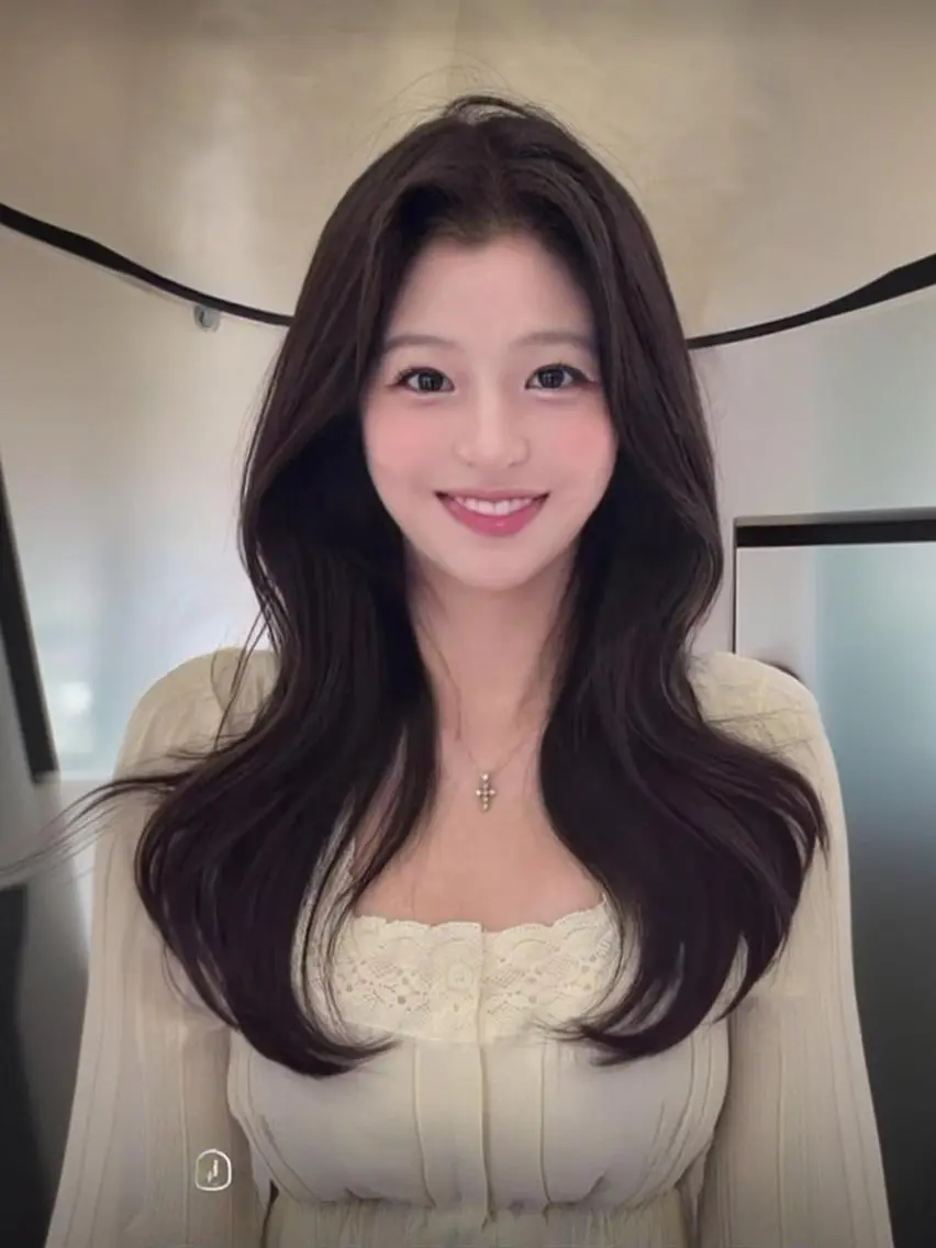カラー ロング むら 結菜のヘアスタイル