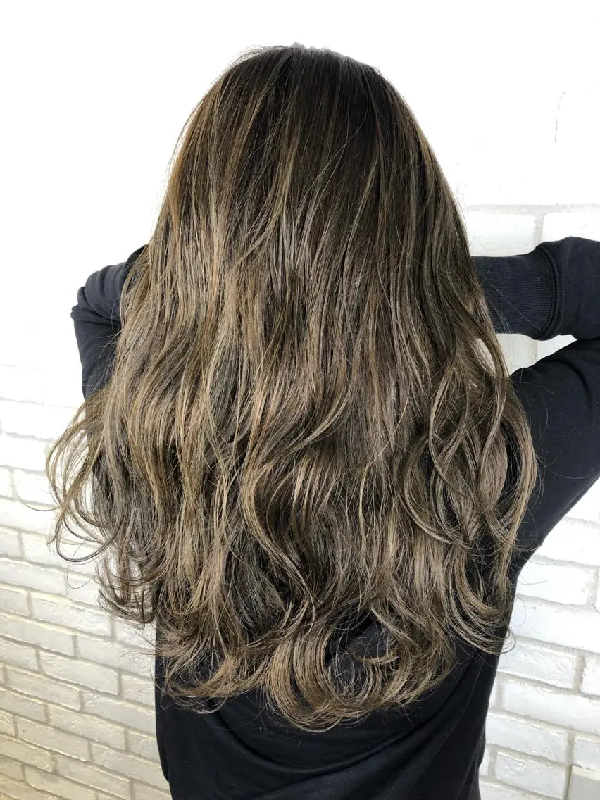ロング カラー 小島 侑衣のヘアスタイル