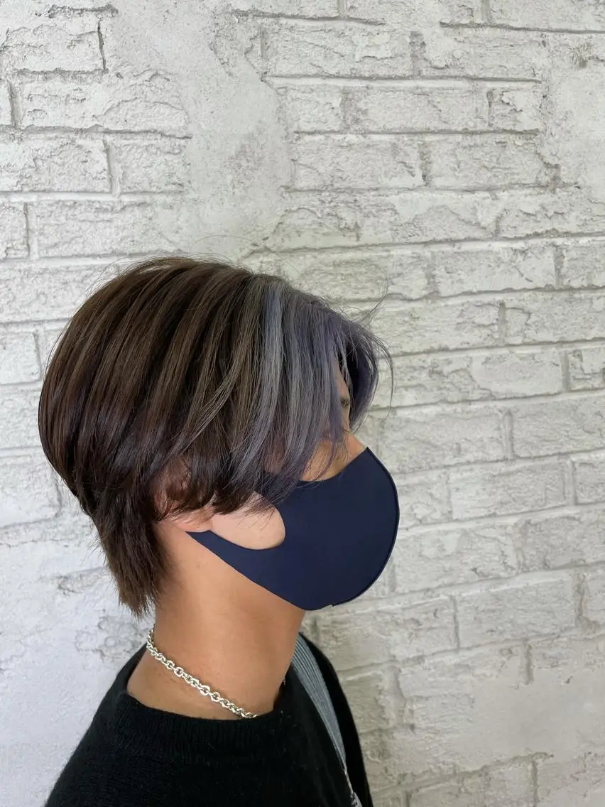 ショート カラー メンズ センターパート ミストバング ブルーカラー  フェイスフレーミング シルバー ブリーチ特化 ハイトーンRYOYAのヘアスタイル