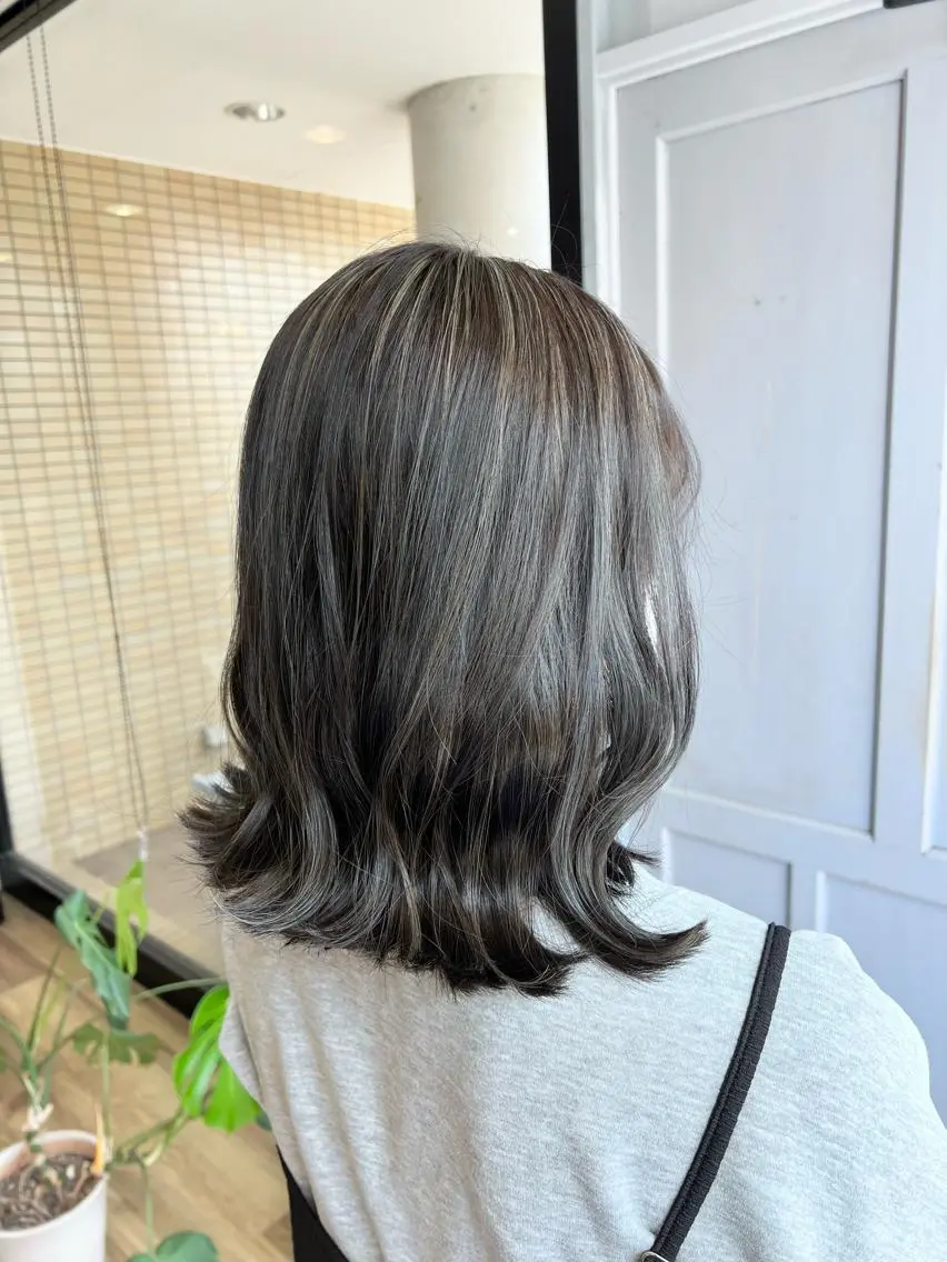 セミロング カラー アッシュ アッシュグレー アッシュグレージュ グレージュ ヘアカラー トリートメント ツキダテ ユイのヘアスタイル