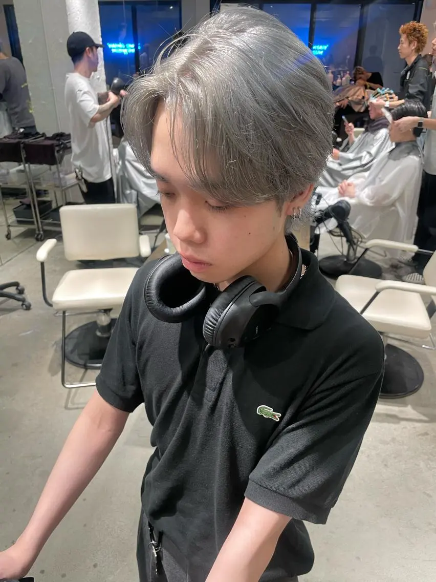ショート カラー メンズ メンズバレイヤージュ メンズブリーチ センターパート フェードカット メンズハイライト カット ヘアカラー トリートメント スパイラルパーマ 🌐hina⭐️のヘアスタイル