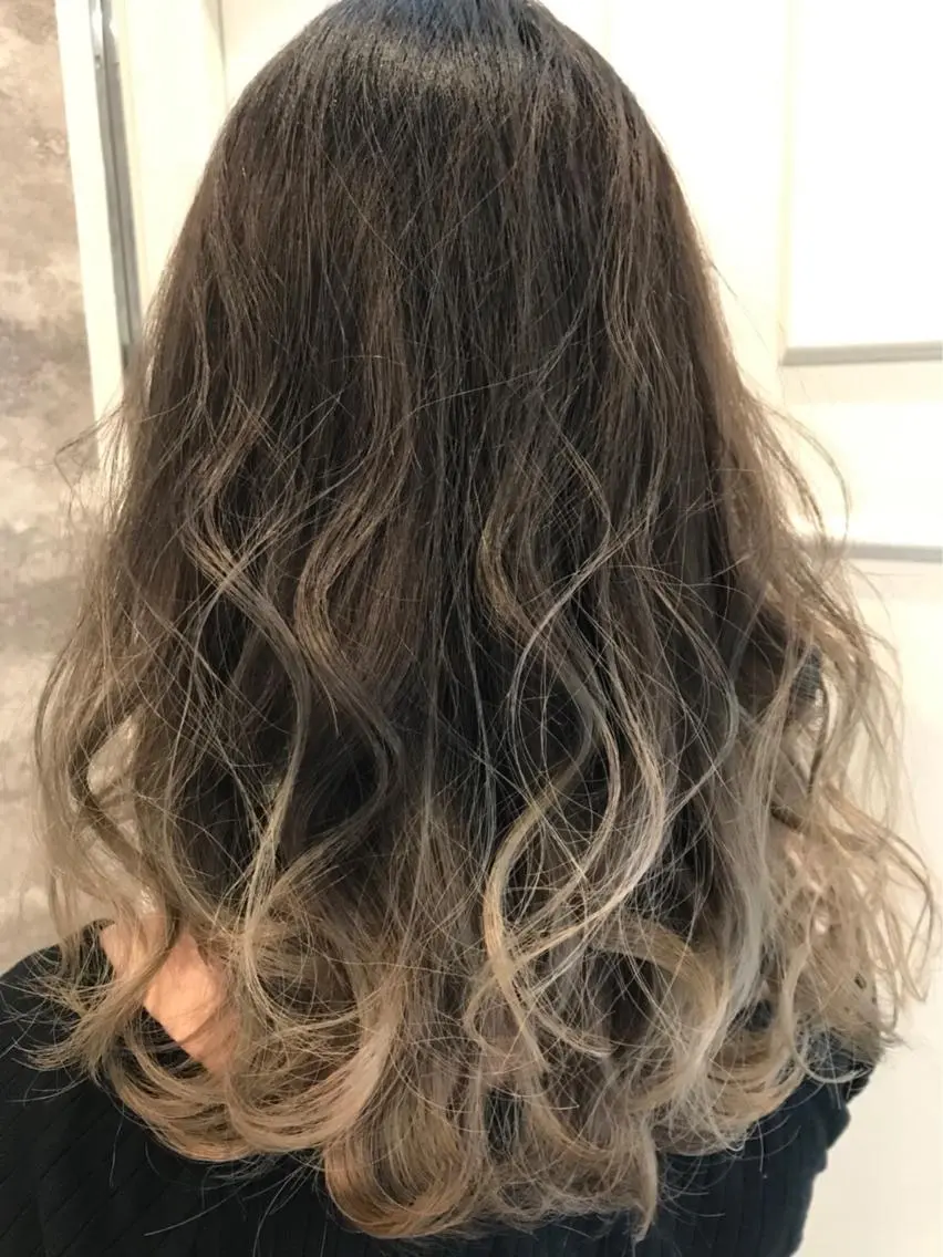セミロング カラー グラデーションカラー ハイライトカラー ハイライト Blanco Color&Careのヘアスタイル