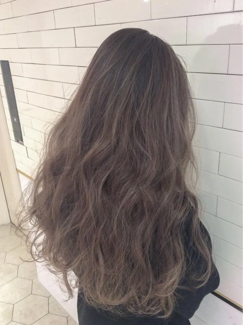 ロング カラー グレージュ ハイライトカラー ハイライト レイヤーカット× 髪質改善たもりのヘアスタイル