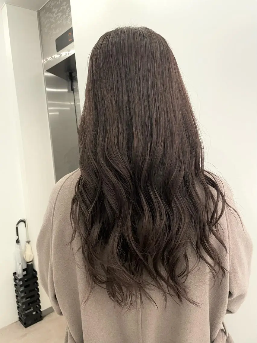 ロング アッシュ ヘアカラー 💘韓国レイヤー上 品カラーruru💘のヘアスタイル