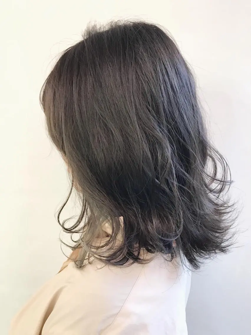 ミディアム カラー アッシュ ブリーチ イヤリングカラー グレージュ ヘアカラー トリートメント やまだ まいのヘアスタイル