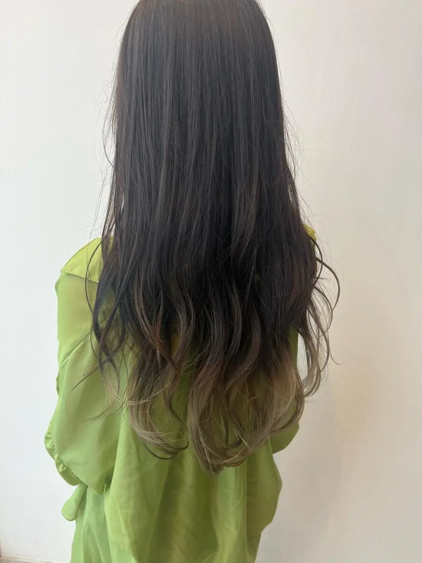 ロング カラー グラデーションカラー ヘアカラー 小池 楓のヘアスタイル
