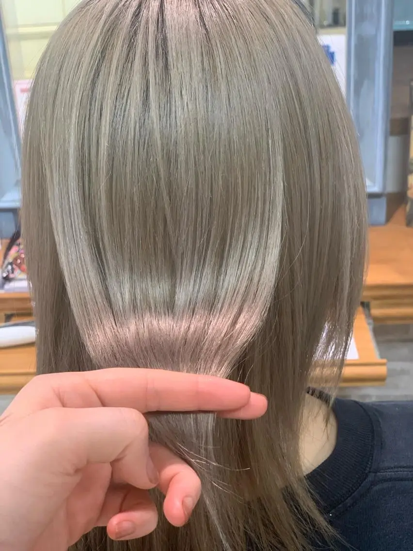 ミディアム カラー 透明感ハイトーン🦄 キラ🌈のヘアスタイル