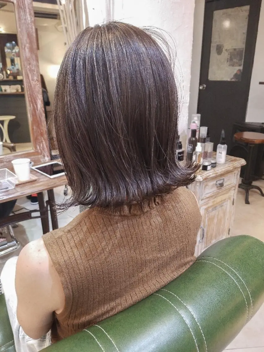 ミディアム カラー 切りっぱなしボブ グレージュ ハイライトカラー ボブ ハイライト カット ヘアカラー トリートメント すずき えりのヘアスタイル