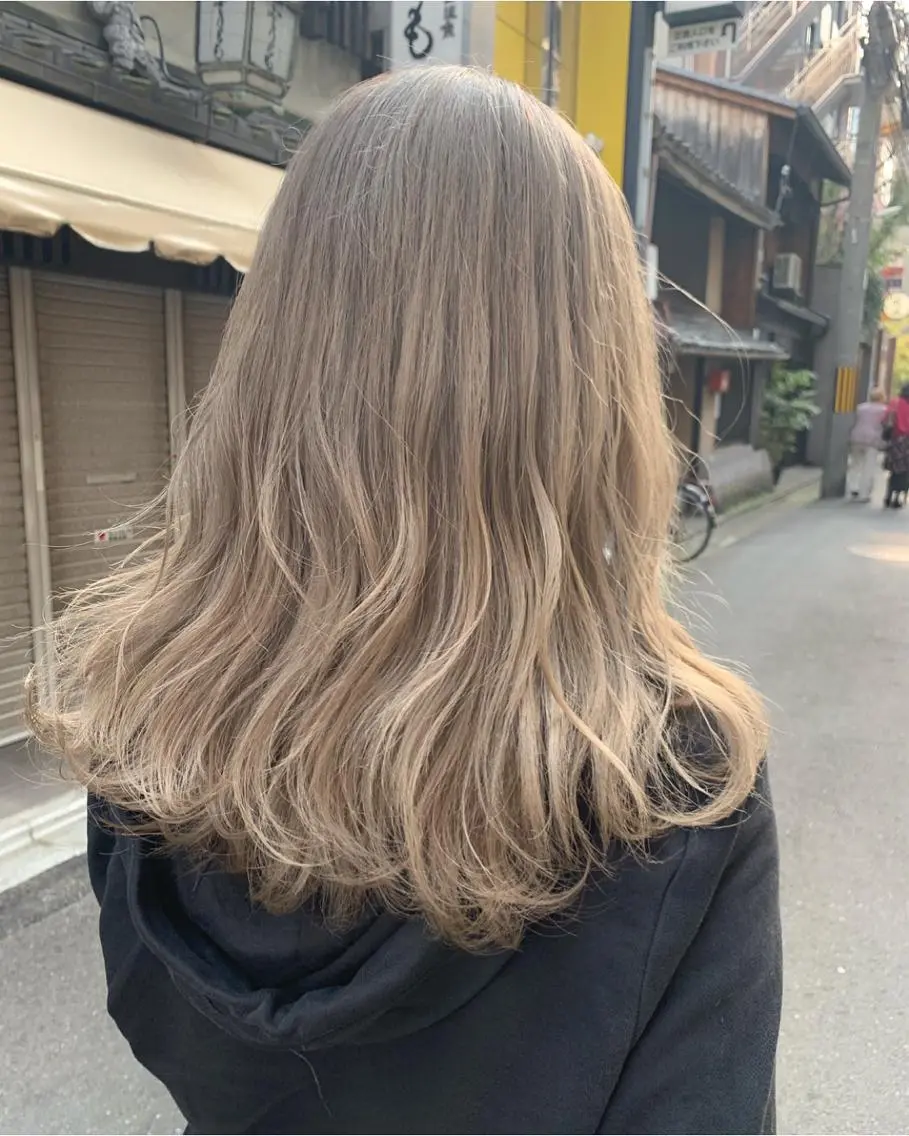 ミディアム カラー レイヤーカット 西村あきやのヘアスタイル