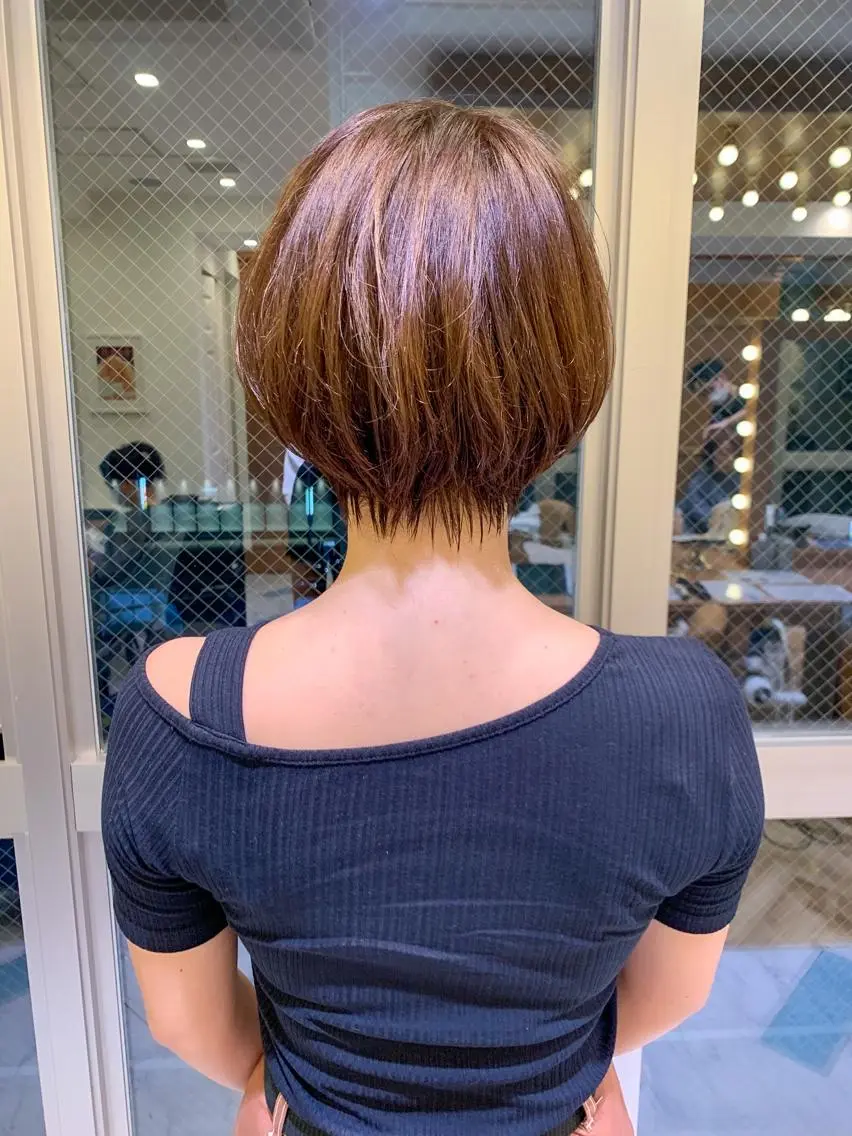 ショート 切りっぱなしボブ ハンサムショート 丸みショート ボブ くせ毛 Lond enikaのヘアスタイル