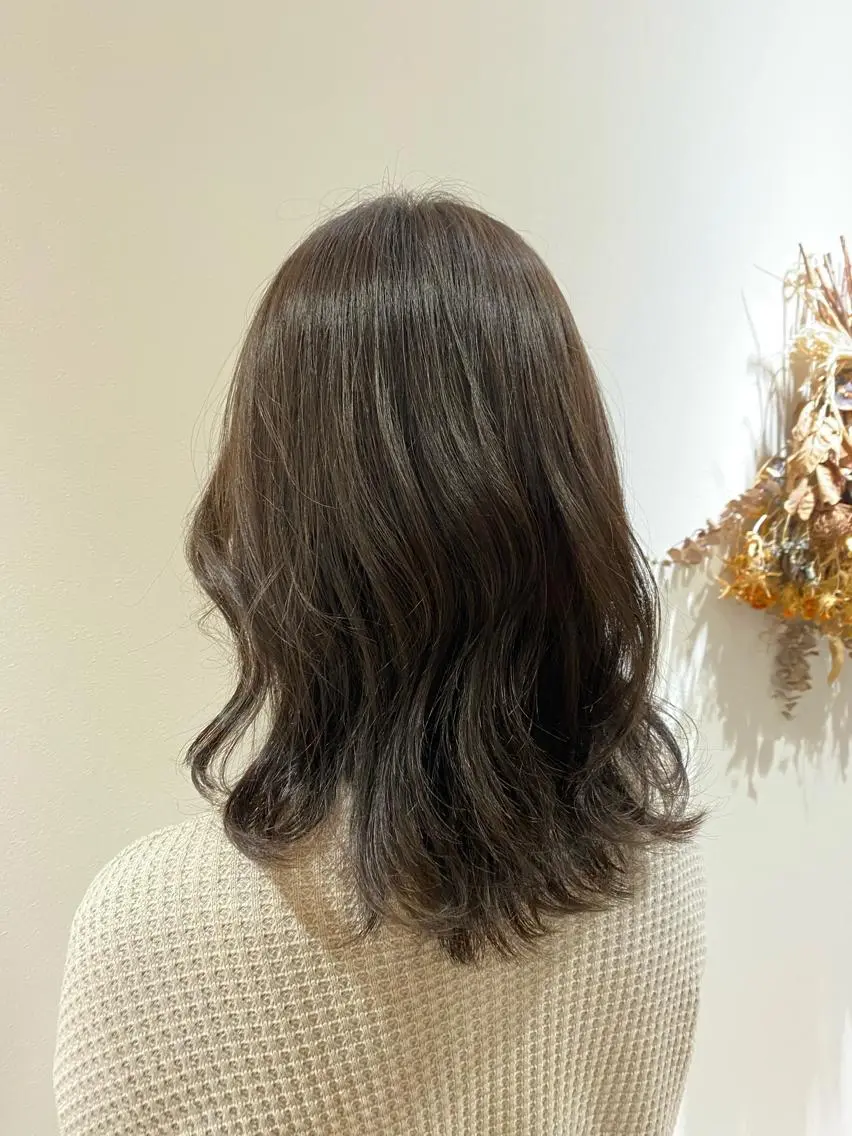 ロング カラー グレージュ 網代 志帆のヘアスタイル