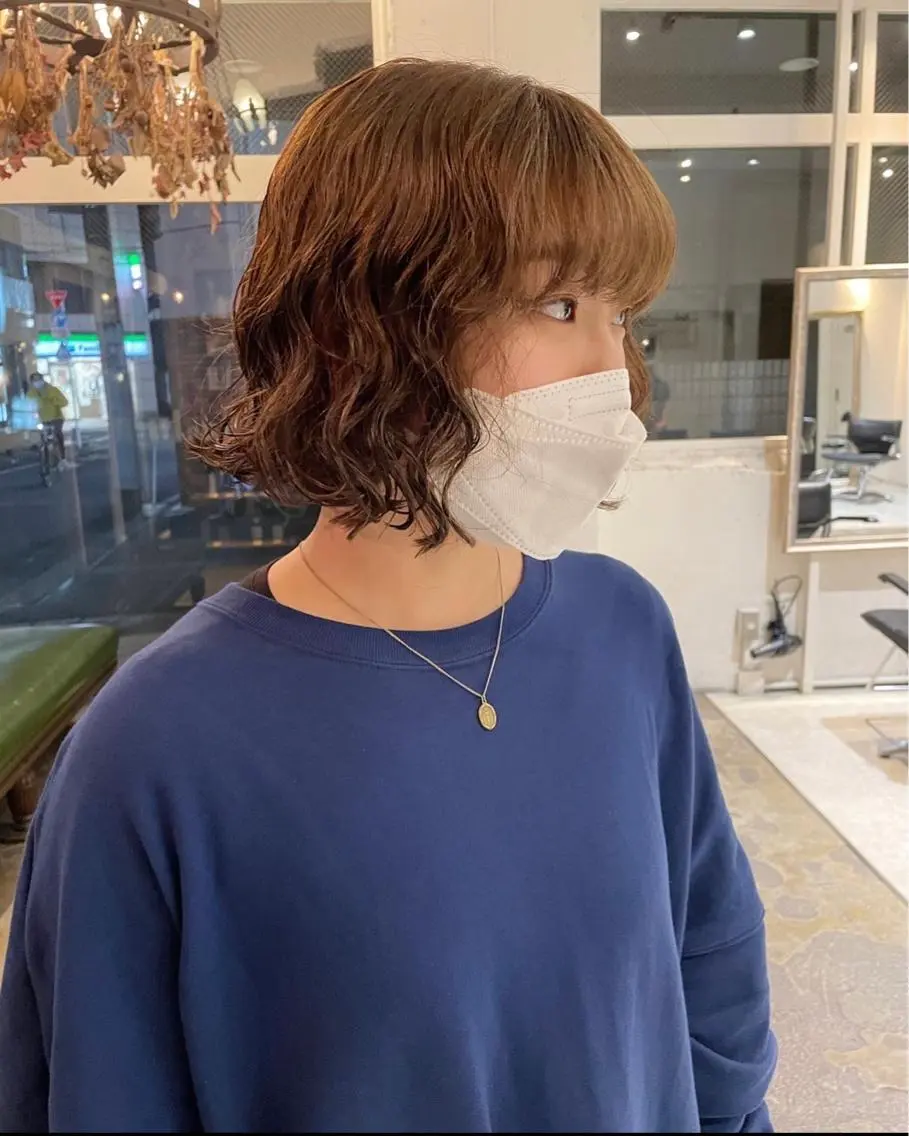 ミディアム カラー パーマ ヘアアレンジ ミディアムパーマ ブラウンカラー ボブ bloom yumaのヘアスタイル