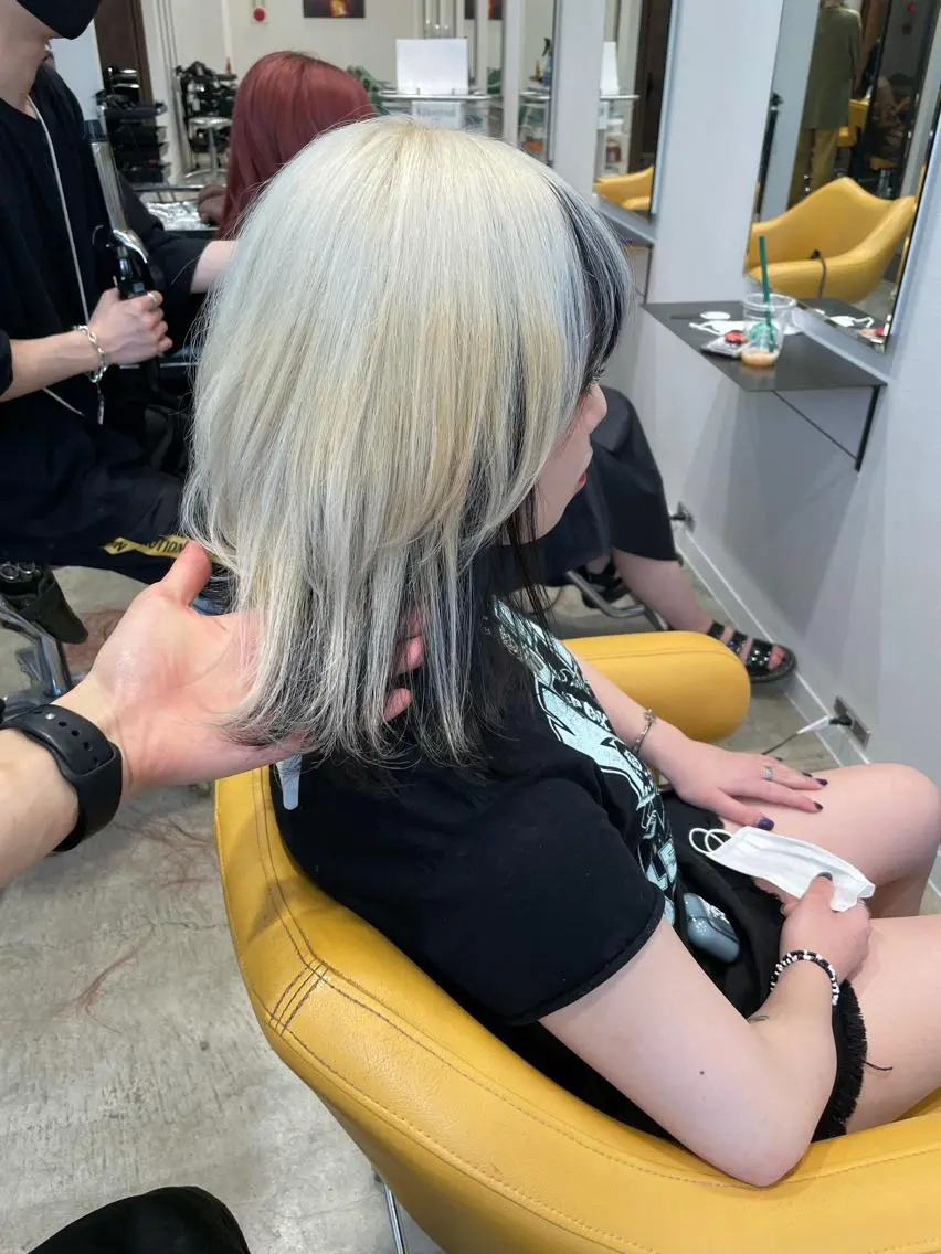 セミロング カラー ヘアアレンジ メンズ 🧸ハイトーン🧸 ゆっきー🧸のヘアスタイル