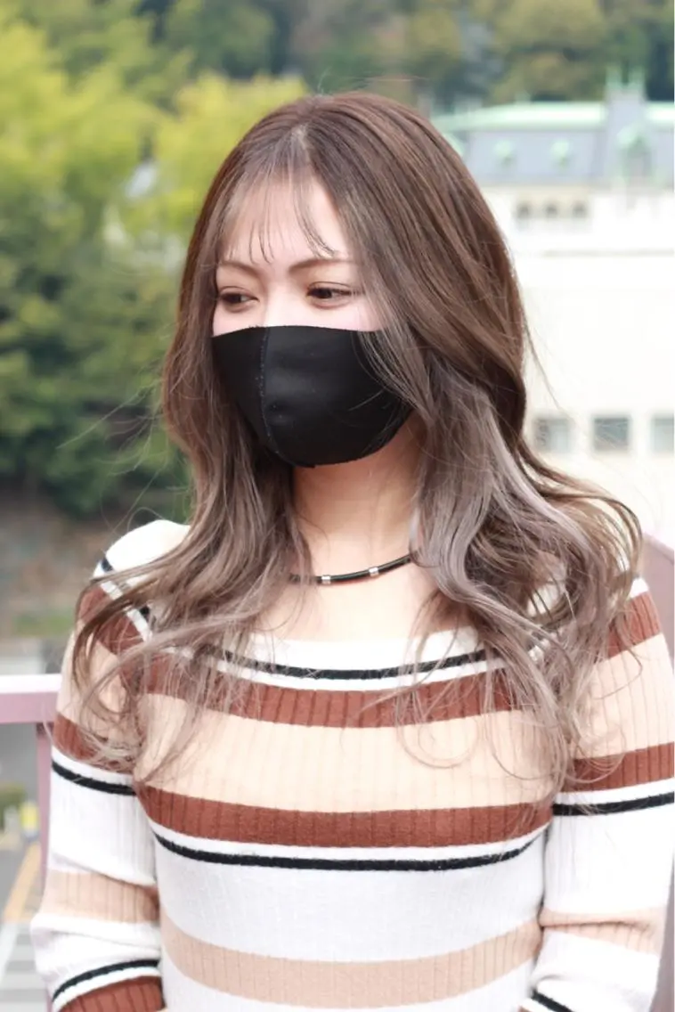 ロング カラー ミストバング ベージュカラー  フェイスフレーミング シルバー シルバーベージュ ヘアカラー Viage （ビアージュ）のヘアスタイル