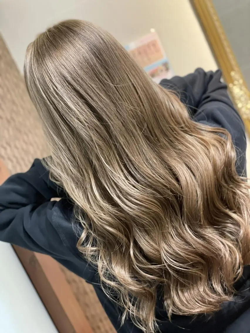 ロング カラー ベージュカラー ミルクティーベージュ ヘアカラー トリートメント ハイトーン得意😍 Lumiereのヘアスタイル
