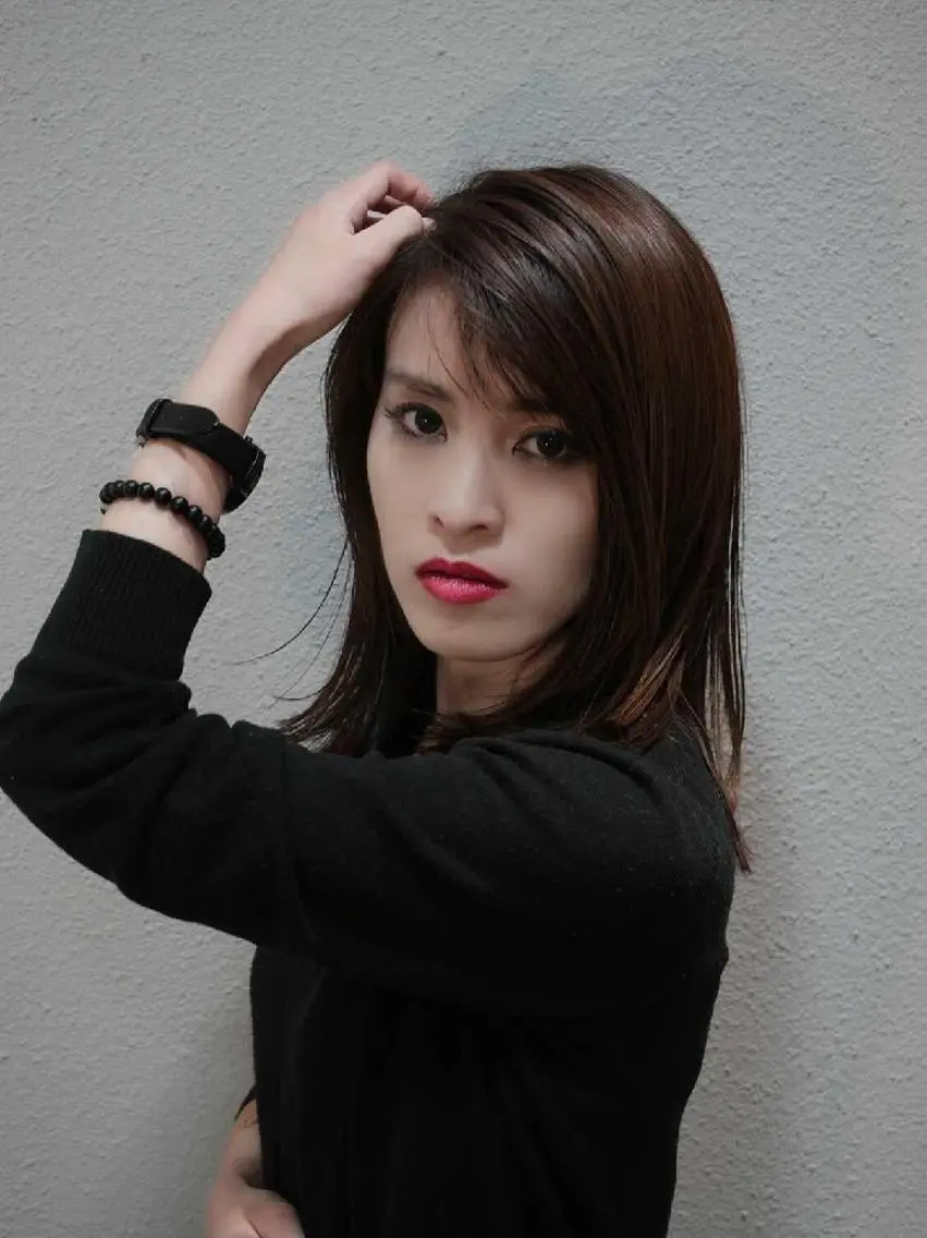 セミロング 大人の艶髪✂️ 矢崎美紀のヘアスタイル